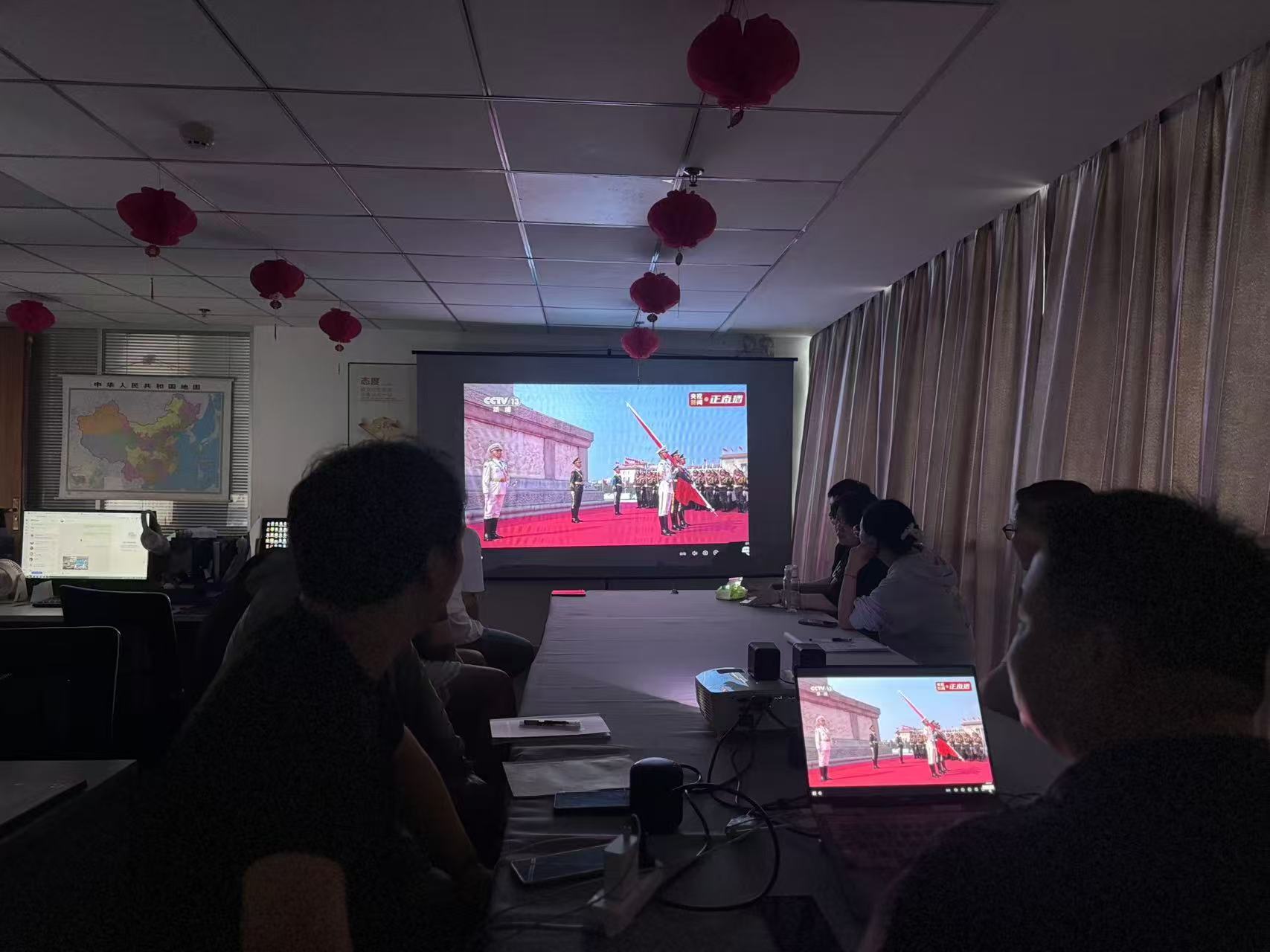 洛陽(yáng)正舉新材料有限公司組織員工觀(guān)看 9.3 大閱兵：銘記歷史